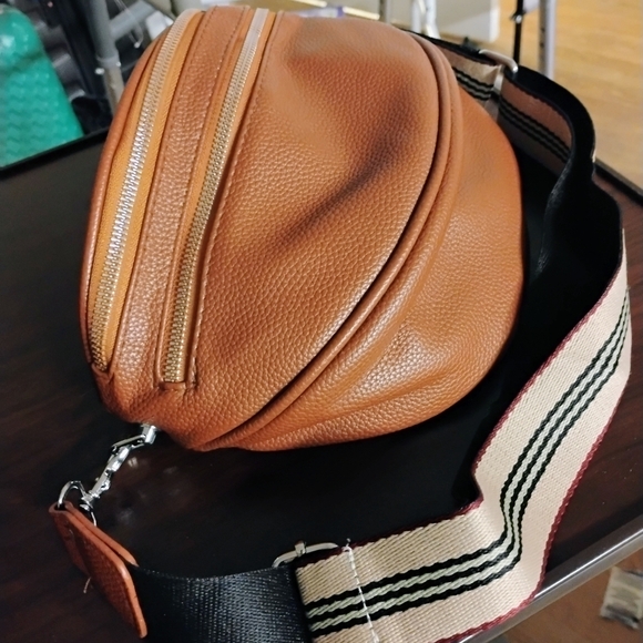 New Crossbody Bag - Unisex - Picture 4 of 8